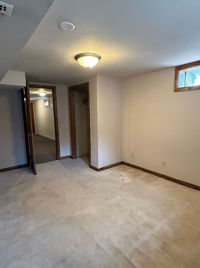 Building Photo - 3+ Bedroom 1.5 Bath / Single Family Home