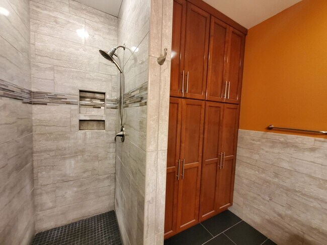 Building Photo - Stunning First-Floor Condo