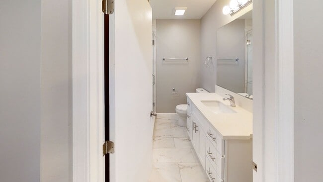 Building Photo - Large Property w/ 2 Kitchens!!
