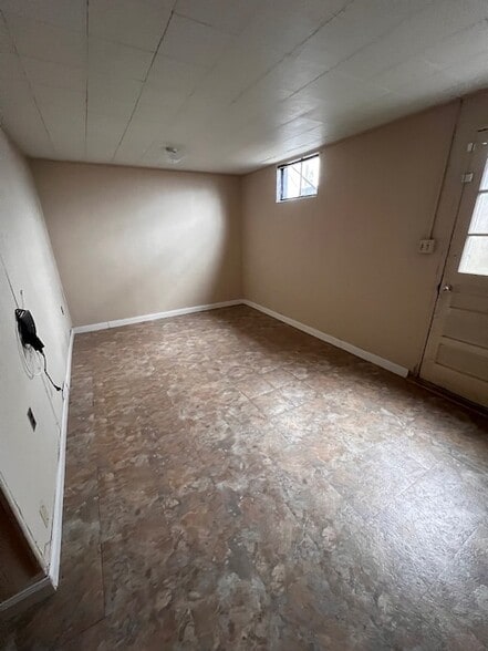 Building Photo - 5680 Meadowcrest St