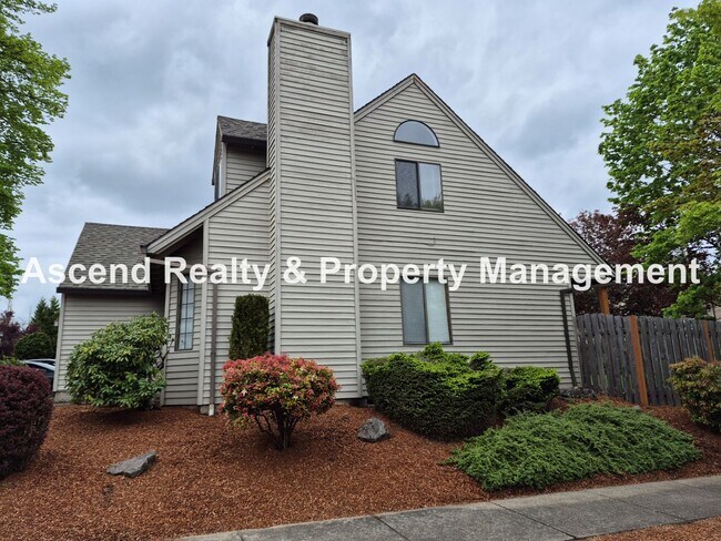 Building Photo - Ready Immediately Summer Lake 3 Bed on Corner Lot, Fenced Yard, Primary Bed on Main Level 1 Small...