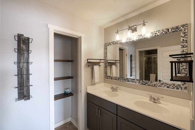 Building Photo - 5 River Row