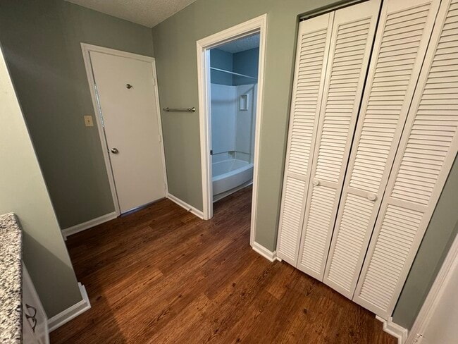 Building Photo - Beautiful 2 Bedroom 1.5 Bath Town Home! Ne...