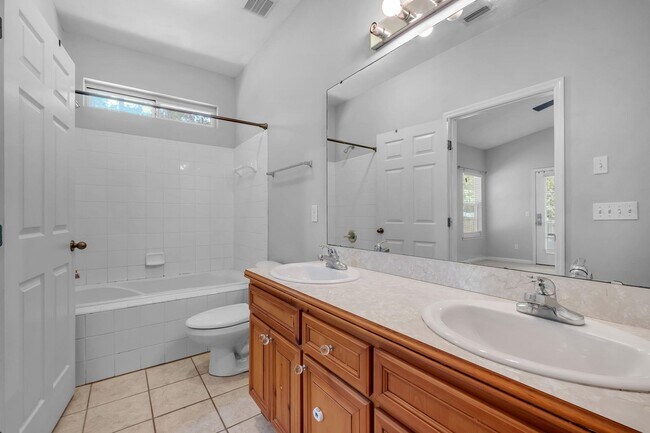 Building Photo - 944 Saddle Creek Run