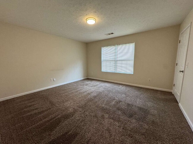 Building Photo - Spacious duplex available in Flowery Branch