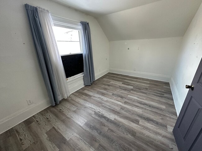 Building Photo - 190 Young St