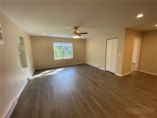 Building Photo - 233 Majestic Vine Ln