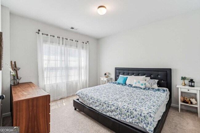 Building Photo - 5545 Mirror Lake Dr