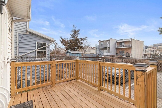 Building Photo - 404 Halladay St