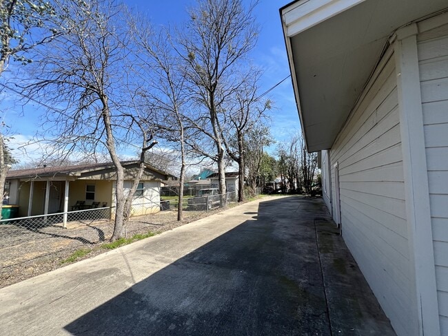 Building Photo - 409 W Avenue H