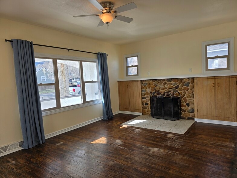 Building Photo - 909 8th St