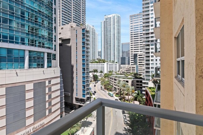 Building Photo - 1155 Brickell Bay Dr