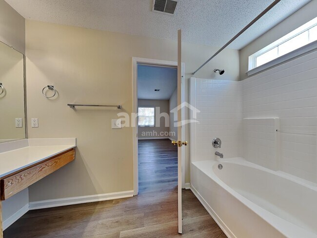 Building Photo - 14 Hidden Lakes Ln