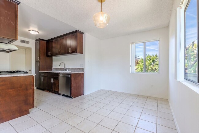 Building Photo - Chatsworth Rent This Now