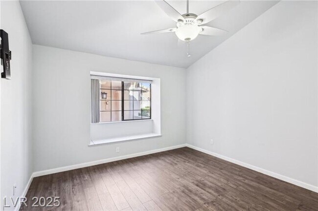 Building Photo - SPACIOUS 3BEDROOM SINGLE STORY TOWNHOME IN...