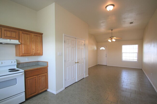 Building Photo - 417 N Blue Jay Ct