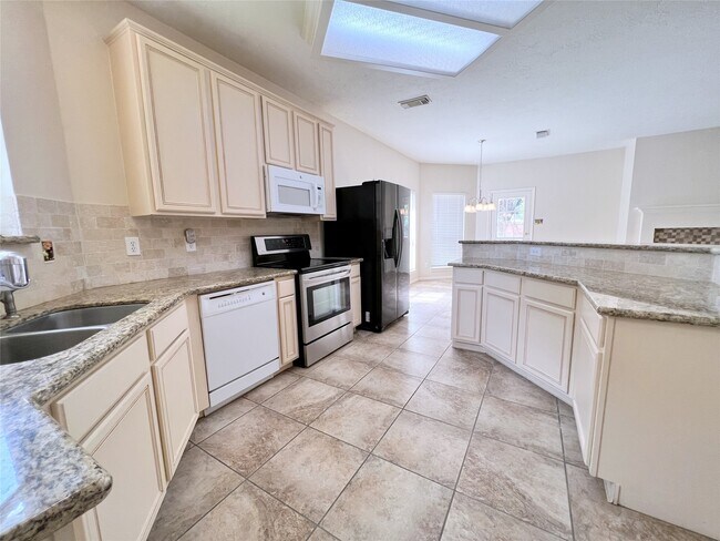 Building Photo - 4723 Silverlake Dr