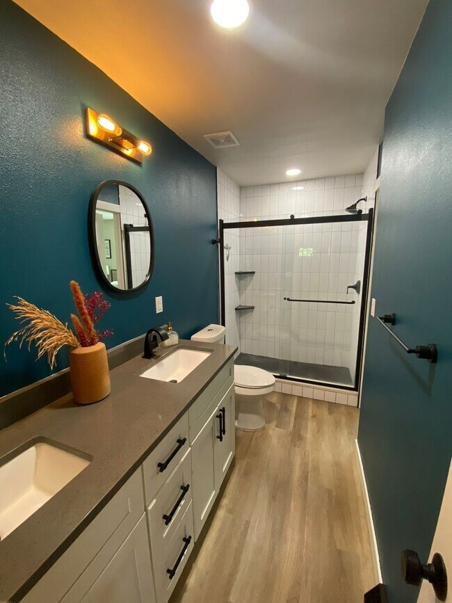 Building Photo - Charming 2-bed, 1-bath home in Sunnyside neighborhood, with private fenced backyard.