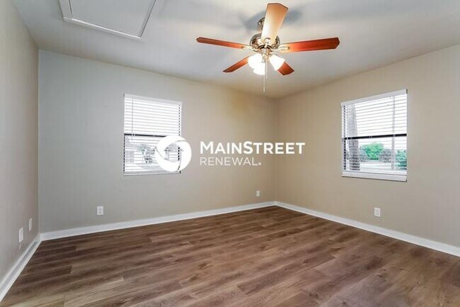 Building Photo - 3 Bedroom Pet-Friendly Home in Fort Myers, FL with Main Street Renewal