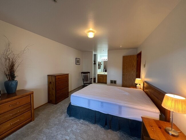 Building Photo - 714 Cascade Ave