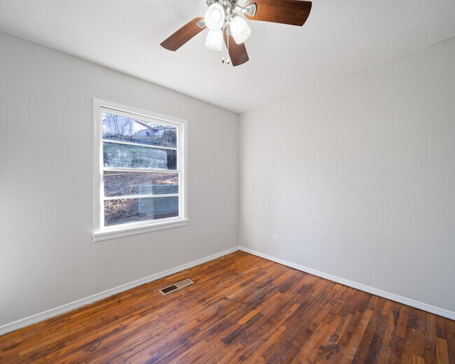 Building Photo - 2371 Swallow Cir SE