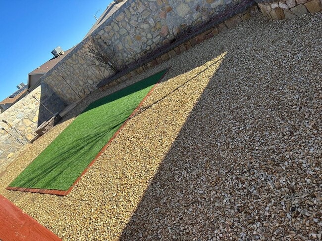 Building Photo - Beautiful East side House 3 bed-2.5 baths in front of Park