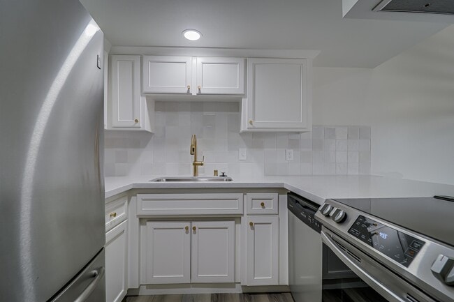 Building Photo - 5400 Dunsmuir Rd