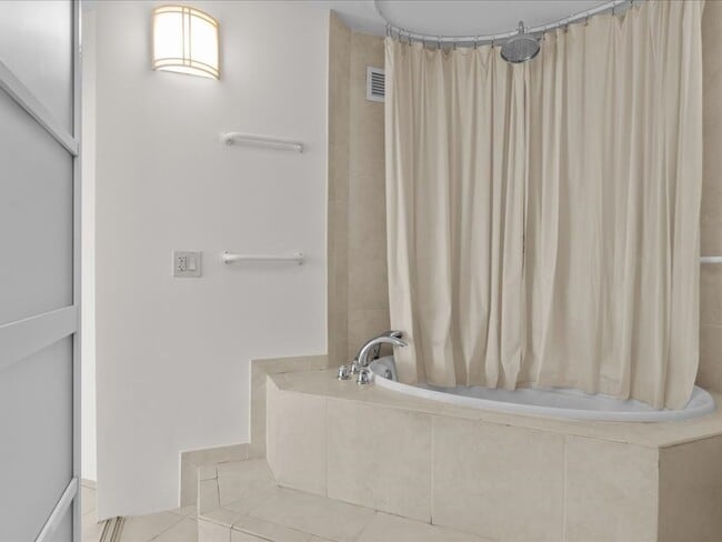 Building Photo - 65 E India Row