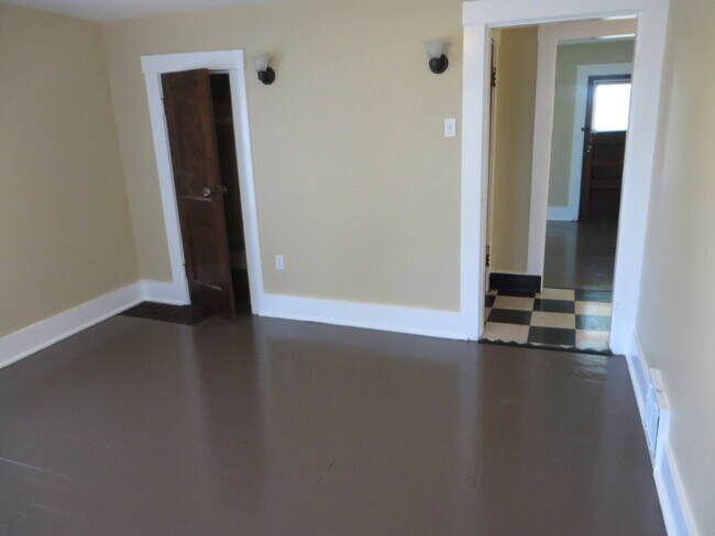 Building Photo - 826 Nuttman Ave