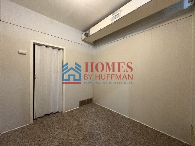 Building Photo - One Bedroom Apartment | West Side Location