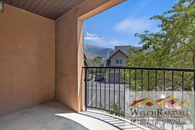 Building Photo - Stylish 3-Bed, 2-Bath Condo in the Heart o...