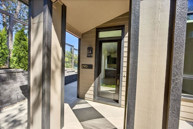 Building Photo - Newly Built Ashland Gem with Fireplace & S...
