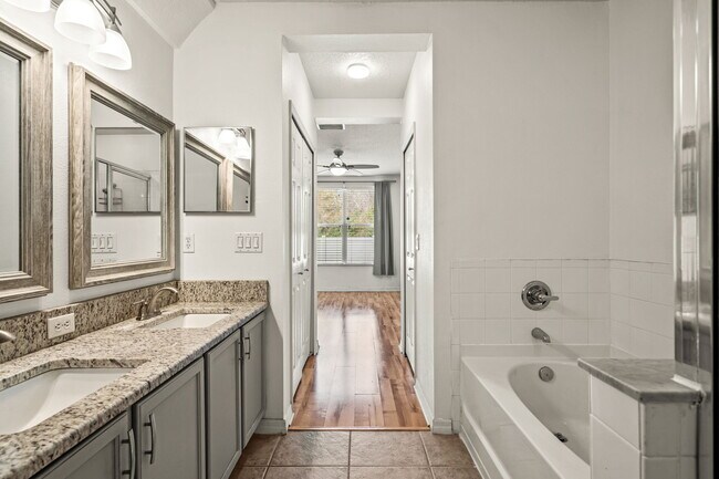 Building Photo - 9720 Carlsdale Dr