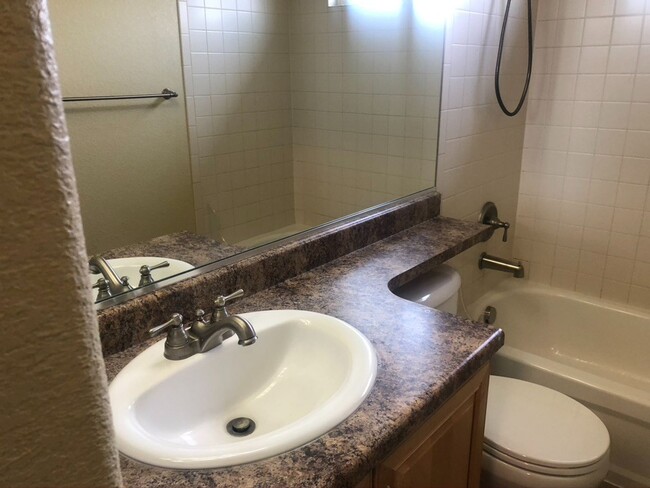 Building Photo - Large 4 bedroom Home in Commerce City