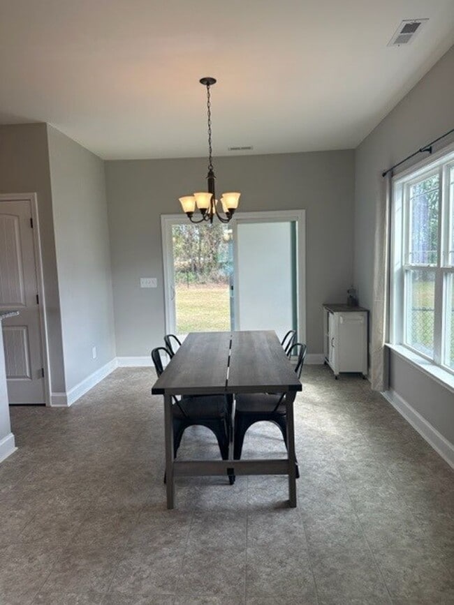 Building Photo - 3 Bed/2 Bath in Willow Pond - 15 minutes to SJAFB!