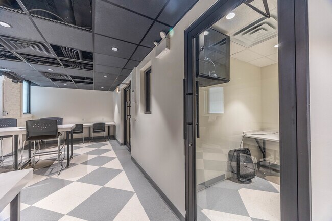 Building Photo - 1140 N La Salle Dr