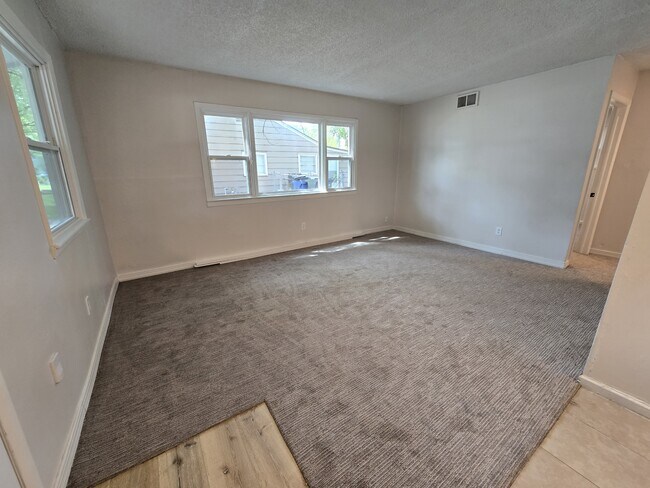 Building Photo - 3325 S Fern St