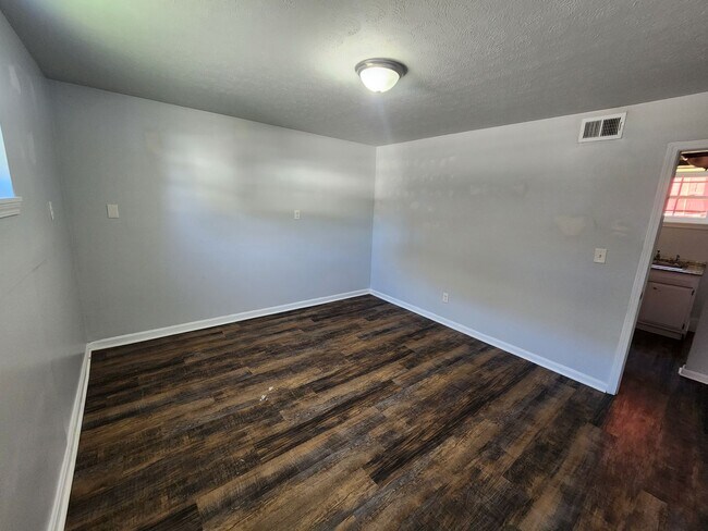 Building Photo - Charming 1 bedroom 1 bath apartment for rent with additional storage available!