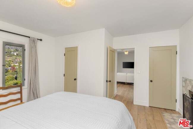 Building Photo - 5767 Tuxedo Terrace