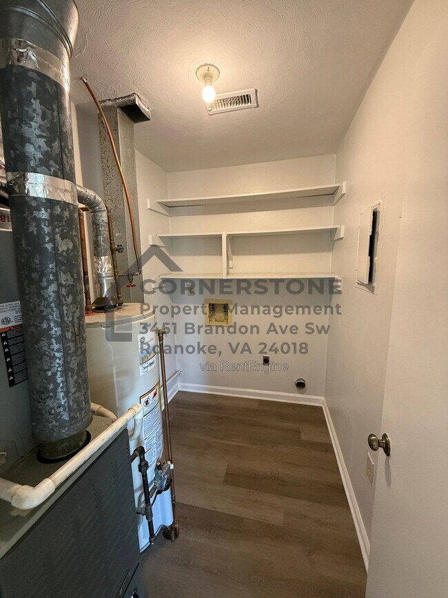 Building Photo - 1103 Lakeview Pl