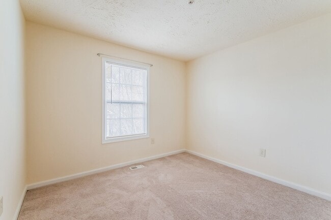 Building Photo - Spacious Townhome with 2 assigned parking spots