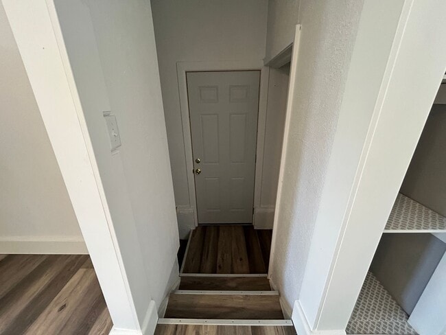 Building Photo - 3 Bedroom 1 Bath Beautiful House with Fenced Yard & Garage