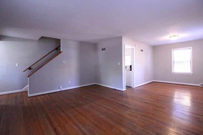 Building Photo - January FREE On This 2 Bedroom 1 Bath Duplex In The Waldo Area