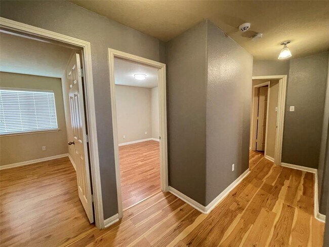 Building Photo - 600 Lakemont Dr