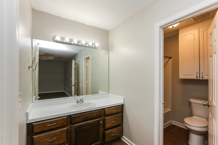 Building Photo - 1012 Red Oak Dr