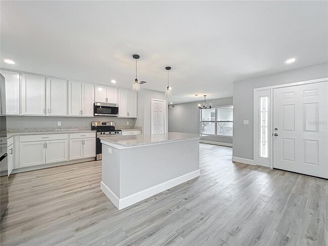 Building Photo - 8676 Hillside Dr