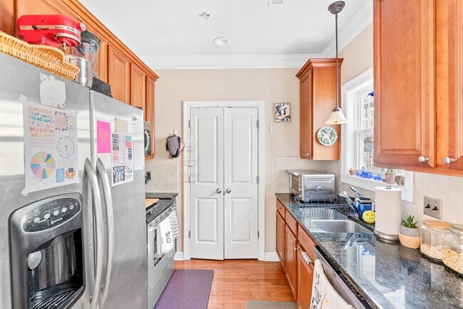Building Photo - Beautiful 2 bedroom 2.5 bath Townhome w/Garage