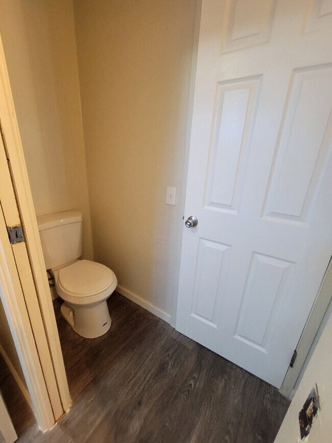 Building Photo - Lovely 3 bedroom 1.5 bath duplex for rent ...