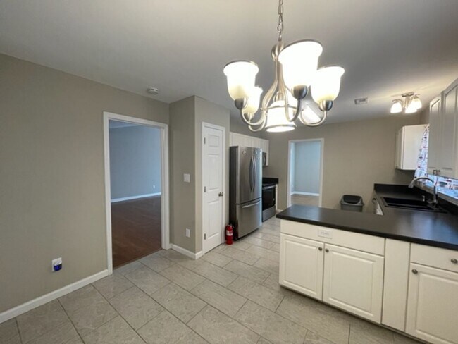Building Photo - Pre-lease now for September 2026!!