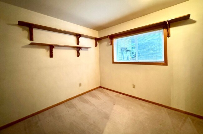 Building Photo - In town Kingston, walking distance to the Seattle and Edmonds ferry, main floor condo